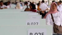 Sejumlah pedagang pun diundang untuk penempatan sebagian lapak yang telah jadi.