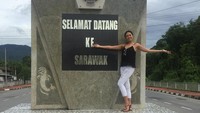 Debra yang juga lulusan Teknik Mesin ini juga berkunjung ke Sarawak, yang berbatasan langsung dengan Indonesia. (Instagram/@debrajeanne.poh)