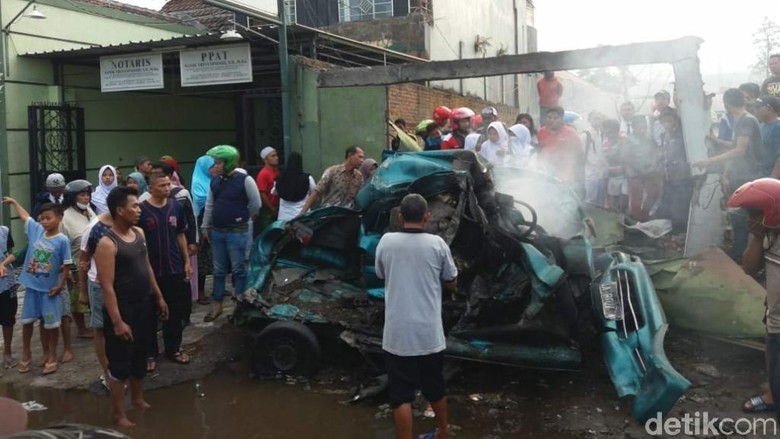 Mobil Terbakar Setelah Ditabrak Truk, 3 Orang Tewas Mobil Terbakar Setelah Ditabrak Truk, 3 Orang Tewas