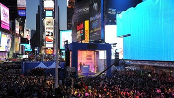 Kemegahan peluncuran ponsel Nokia pada tahun 2012 di Times Square, New York. Pada waktu itu, meski sudah mulai digerogoti pesaing, Nokia masih berada di posisi puncak. Foto: Getty Images