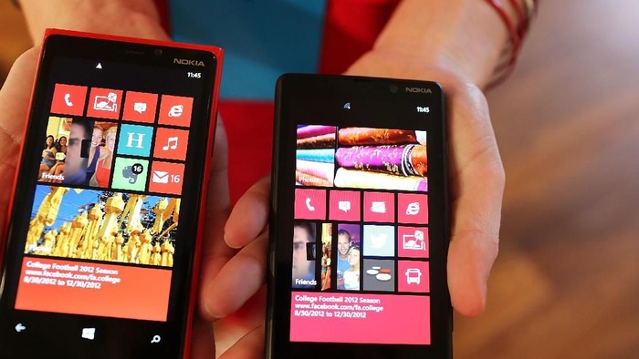 Microsoft minta para pengguna ponsel Windows Phone segera beralih ke ponsel Android atau iPhone. (Foto ilustrasi Windows Phone: Getty Images) Microsoft minta para pengguna ponsel Windows Phone segera beralih ke ponsel Android atau iPhone. (Foto ilustrasi Windows Phone: Getty Images)