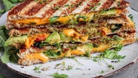 Kali ini alpukat lumat dan keju cheddar smoke diapit roti dan dipanggang hingga meleleh kejunya. Mantap!
