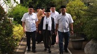 Foto: KH Maruf Amin, bertandang ke Keraton Kilen Yogyakarta pagi ini. Kedatangannya untuk sowan atau bersilaturahmi dengan Raja Keraton Yogyakarta, Sri Sultan Hamengku Buwono (HB) X dan keluarga. (Dok Istimewa).