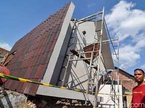 Korban Gempa Lombok Bikin Rumah Terbalik untuk Wisata