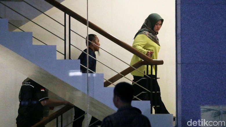 Bupati Bekasi Nonaktif dari Ketua DPD PG, Dicoret dari TKD Jokowi Bupati Bekasi Nonaktif dari Ketua DPD PG, Dicoret dari TKD Jokowi