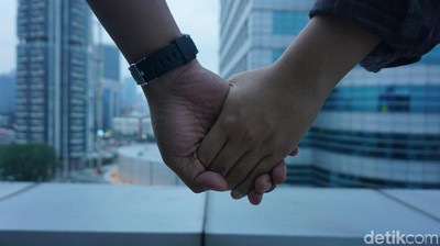 Kondisi Hubungan Sepasang Kekasih Dilihat dari Cara Pegangan Tangan