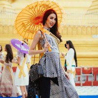 Nadia Purwoko tampak berpose cantik memakai dress asimetris motif batik kawung yang dipadukannya dengan celana hitam dan tas Chanel serta syal Louis Vuitton. Foto: Instagram Miss Grand Indonesia