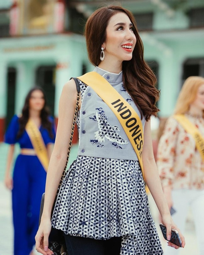 Dress batik kawung yang dipakai Nadia ini merupakan koleksi dari brand Arkamaya karya Danny Satriadi. Batik kawung merupakan salah satu motif batik populer yang banyak dipakai. Batik dengan corak kawung mempunyai makna yang melambangkan harapan agar manusia selalu ingat akan asal usulnya. Batik ini berpola bulatan yang serupa dengan buah kawung yang ditata rapi secara geometris. Foto: Instagram Miss Grand Indonesia