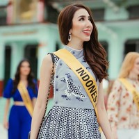 Dress batik kawung yang dipakai Nadia ini merupakan koleksi dari brand Arkamaya karya Danny Satriadi. Batik kawung merupakan salah satu motif batik populer yang banyak dipakai. Batik dengan corak kawung mempunyai makna yang melambangkan harapan agar manusia selalu ingat akan asal usulnya. Batik ini berpola bulatan yang serupa dengan buah kawung yang ditata rapi secara geometris. Foto: Instagram Miss Grand Indonesia