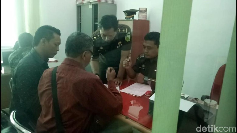 Diduga Korupsi Dana BOS, Kepala dan Waka SMK di Brebes Ditahan Diduga Korupsi Dana BOS, Kepala dan Waka SMK di Brebes Ditahan