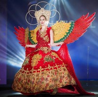 Finalis Miss Grand International 2018 dari Lithuania, Jurate Stasunaite tampil heboh dengan kostum nasionalnya berupa gaun berwarna merah yang dilengkapi sayap di bagian punggungnya. Jurate terlihat seperti burung raksasa cantik. Foto: Facebook Miss Grand International