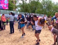 Unik! Lomba Lari Sambil Gendong Istri di Kazakhstan