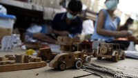 Hasil karya dari kerajinan yang mereka buat sebagian besar dipasarkan ke hotel-hotel yang ada di Bali, sekolah atau pasar seni yang ada di kasawan Nusa Dua.