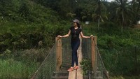 Debra juga berkunjung ke daerah-daerah terpencil seperti Kampung Nangkawangan, daerah terpencil sejauh 83 km dari Kota Keningau, Malaysia. (Instagram/@debrajeanne.poh)