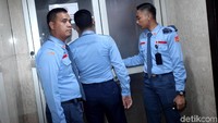 Orang yang salah menembak itu melepaskan pelurunya dari lapangan tembak Perbakin yang terletak di seberang Gedung DPR. Pistol orang tersebut juga sudah diamankan. Penambakan tersebut tak sengaja dan bukan merupakan aksi teror.