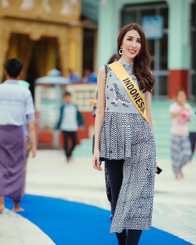 Inilah penampilan Nadia Purwoko memakai batik di sela-sela mengikuti karantina Miss Grand International 2018 yang tengah berlangsung di Thailand. Nadia sendiri mewakili Indonesia di ajang Miss Grand International setelah menjadi pemenang kontes Miss Grand Indonesia 2018 yang digelar pada Juli 2018. Foto: Instagram Miss Grand Indonesia
