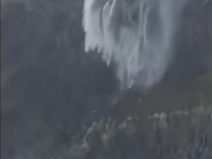 Saat Air Terjun Dihentikan Sementara Oleh Badai