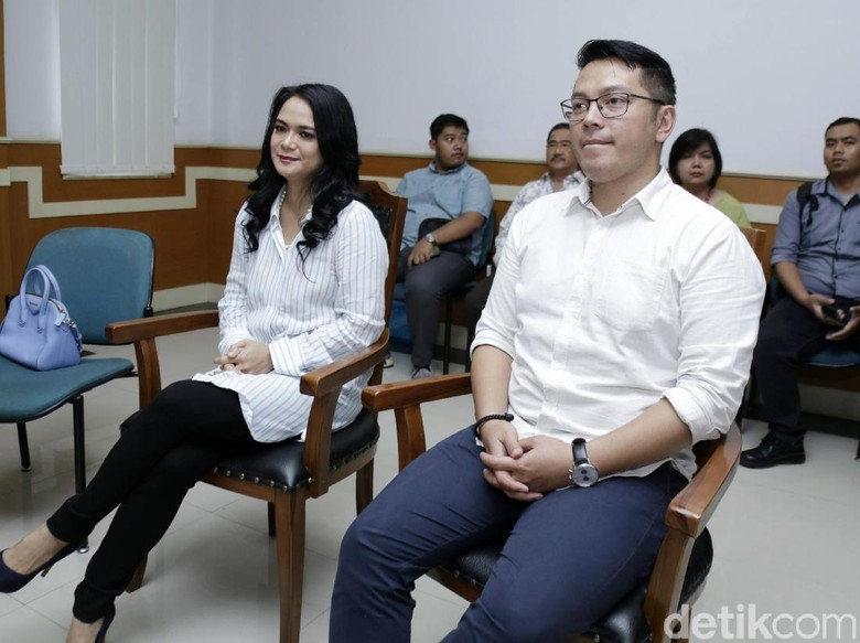 Shezy Idris Tak Batasi Calon Mantan Suami untuk Bertemu Anak Shezy Idris Tak Batasi Calon Mantan Suami untuk Bertemu Anak