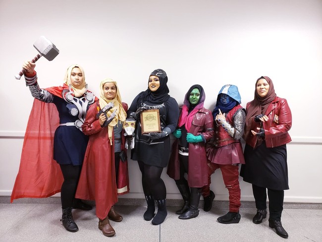 Pernah membayangkan ada super hero Avengers pakai hijab? Sejumlah hijabers mengikuti acara New Yorks 2018 Comic Con dengan penampilan yang super unik. Foto: Dok. Maliha Fairooz