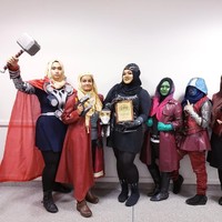Pernah membayangkan ada super hero Avengers pakai hijab? Sejumlah hijabers mengikuti acara New Yorks 2018 Comic Con dengan penampilan yang super unik. Foto: Dok. Maliha Fairooz