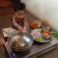 Keren! Aksi Cekatan Bocah Ini Memasak Bikin Netizen Kagum
