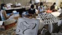 Kaum difabel ini sehari-harinya sibuk bekerja membuat kerajinan tangan dari kayu yang bentuknya seperti puzzle kayu atau mainan edukatif anak-anak.