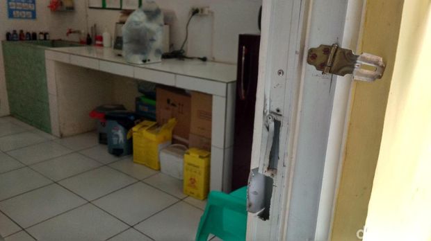 Bagian pintu Puskesmas yang dirusak kawanan pencuri.