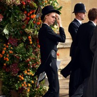 Cara Delevingne hadir di pernikahan Putri Eugenie di Windsor Castle, Inggris, Jumat (12/10/2018), mengenakan setelan tuksedo hitam dilengkapi topi dan high heels berwarna senada. Foto: Getty Images