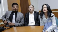 Shezy Idris bersama kuasa hukumnya saat ditemui di sidang perdana perceraiannya di Pengadilan Agama, Jakarta Barat pada Senin (15/10). (Pool/Palevi S/detikFoto)