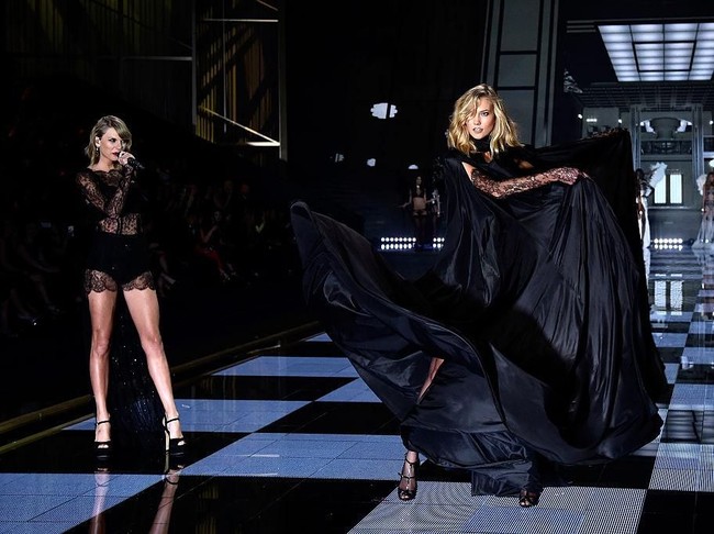 Kabar soal perpecahan di antara keduanya muncul setelah nama Karlie absen di kaus putih yang dipakai Taylor untuk syuting video klip Look What You Made Me Do pada Agustus 2017. Nama Gigi Hadid, Selena Gomez, Ed Sheeran, ada di kaus tersebut. Padahal sebelumnya, Karlie pernah menjadi cameo untuk video klip Taylor yang berjudul Bad Blood. (Foto: Getty Images)