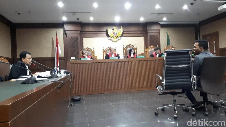 Teuku Fadhilatul Akui Transfer Uang Rp 1 Miliar ke Steffy Burase Teuku Fadhilatul Akui Transfer Uang Rp 1 Miliar ke Steffy Burase
