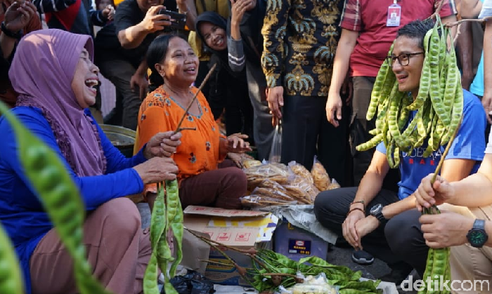 Janji Sandiaga Uno kepada pedagang pasar Subang/Foto: Dian Firmansyah Janji Sandiaga Uno kepada pedagang pasar Subang/Foto: Dian Firmansyah