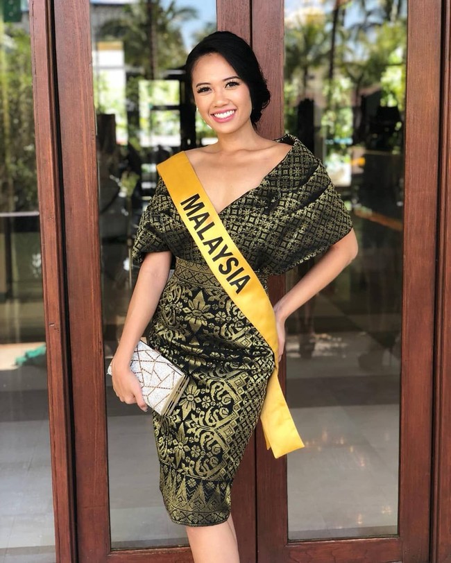 Inilah penampilan Debra menggunakan songket. Songket warna hijau gelap dengan benang emas membuat penampilan wanita 22 tahun itu tampak elegan.  Foto: dok. Instagram (@debrajeanna.poh)