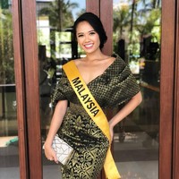 Inilah penampilan Debra menggunakan songket. Songket warna hijau gelap dengan benang emas membuat penampilan wanita 22 tahun itu tampak elegan.  Foto: dok. Instagram (@debrajeanna.poh)