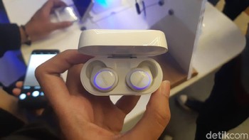 Earphone ini hadir dengan case yang dapat digunakan untuk mengisi ulang baterai. (Foto: detikINET/Virgina Maulita Putri)