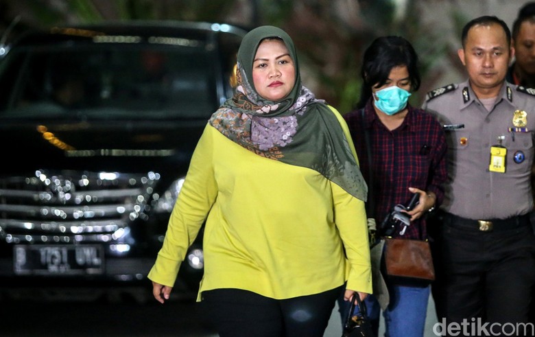 Neneng Hassanah, Bupati Muda yang Terjerembap Tanah Basah Meikarta Neneng Hassanah, Bupati Muda yang Terjerembap Tanah Basah Meikarta