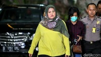 Pantauan detikcom di gedung KPK, Jalan Kuningan Persada, Jakarta Selatan, Senin (15/10/2018) sekitar pukul 23.25 WIB, Neneng mengenakan pakaian berwarna hijau muda dan jilbab batik.