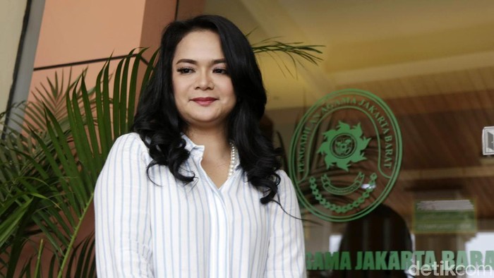 Shezy Idris saat sidang cerai pertamanya di Pengadilan Agama Jakarta Barat.