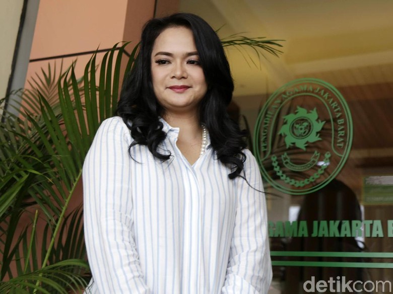 Resmi Cerai, Shezy Idris Mantap Balik ke Dunia Hiburan Demi Anak Resmi Cerai, Shezy Idris Mantap Balik ke Dunia Hiburan Demi Anak