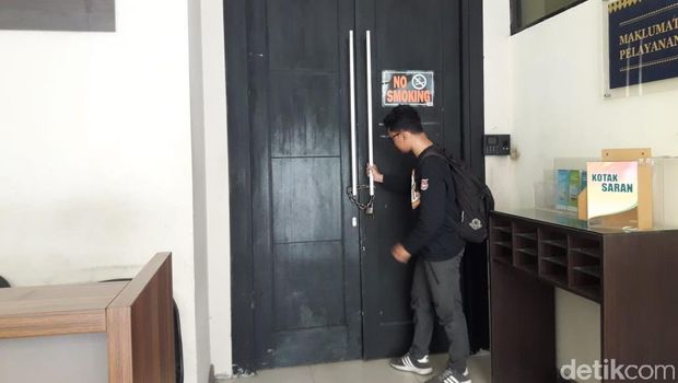  Gedung Dinas PUPR Kabupaten Bekasi yang disegel KPK terkait OTT perizinan properti, Senin (15/10/2018)