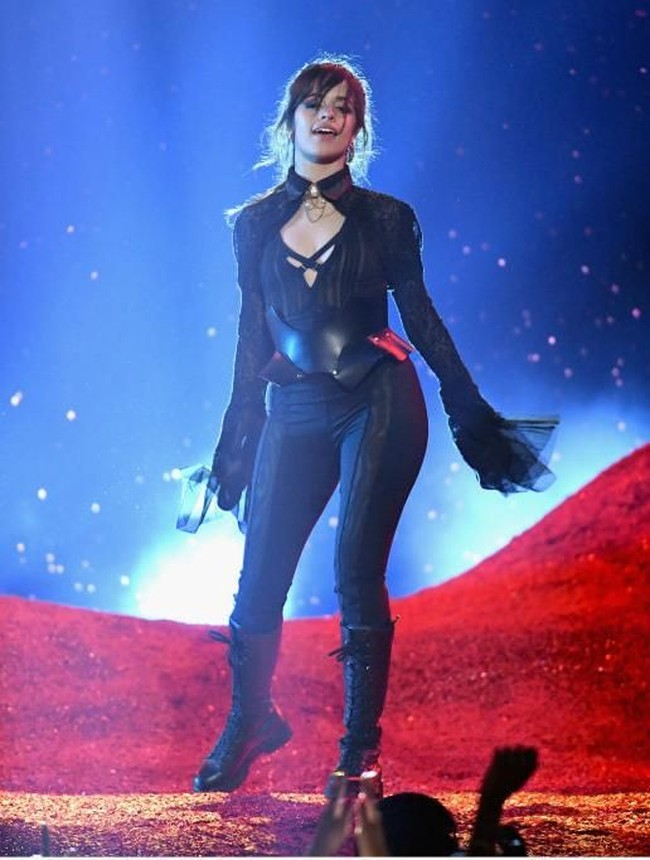 Penyanyi Camila Cabello juga termasuk selebriti bertubuh mungil dengan tinggi 157 cm dan berat 48 kg. Aura seksi Camila datang dari vokal suara serta tatapan matanya yang sayu. Foto: Getty Images