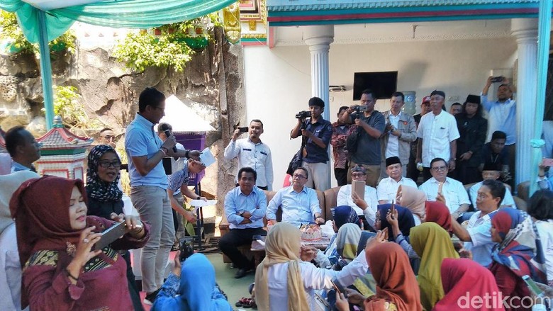Sapa Peternak Ayam Ciamis, Sandiaga Janji Stabilkan Harga Pakan Sapa Peternak Ayam Ciamis, Sandiaga Janji Stabilkan Harga Pakan
