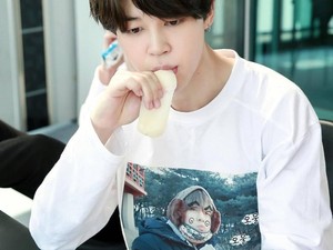 Pose Manis Jimin BTS Saat Kulineran hingga Bocah Cilik Jago Masak yang Viral
