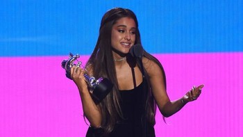 4. @arianagrande. Akun resmi musisi AS Ariana Grande ini memiliki 130 juta follower. (Foto: Theo Wargo/Getty Images)