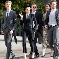 Penampilan model beralis tebal itu kontras dengan busana yang dikenakan tamu wanita lainnya di pernikahan Putri Eugenie, yakni gaun midi. Foto: Getty Images