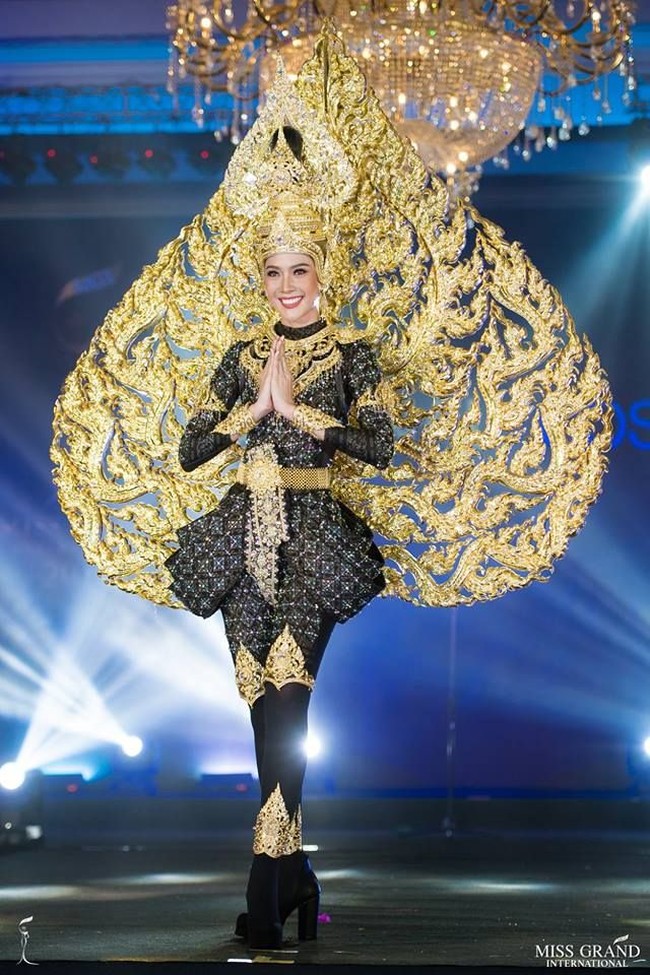 Namoey Chanaphan yang mewakili Thailand di ajang Miss Grand International 2018 tampak seperti menggendong kuil raksasa berwarna emas di punggungnya.Foto: Facebook Miss Grand International