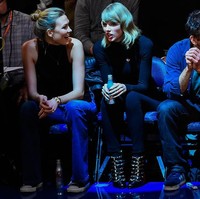 Karlie Kloss dan Taylor Swift saat menyaksikan pertandingan NBA di New York City pada 2014 lalu. Beberapa tahun lalu, keduanya sering tertangkap kamera menghabiskan waktu bersama. Belakangan, momen tersebut jarang terulang lagi. (Foto: Getty Images)