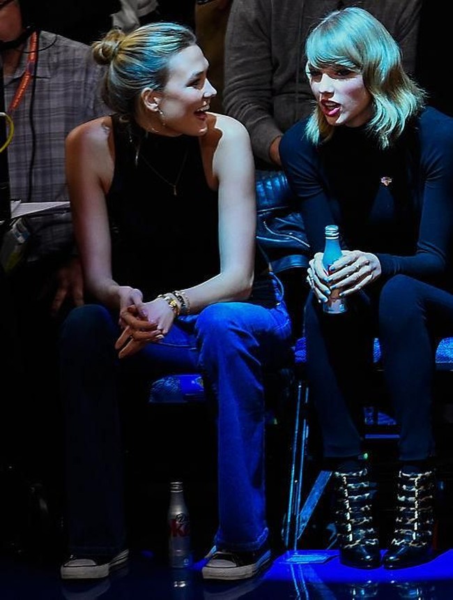 Karlie Kloss dan Taylor Swift saat menyaksikan pertandingan NBA di New York City pada 2014 lalu. Beberapa tahun lalu, keduanya sering tertangkap kamera menghabiskan waktu bersama. Belakangan, momen tersebut jarang terulang lagi. (Foto: Getty Images)