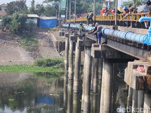 Potret Sniper Ikan di Pinggir Jembatan Porong Lama Sidoarjo
