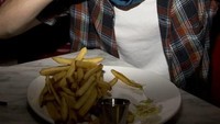 Ada burger dengan lapisan daging dan keju, serta tumpukan kentang goreng renyah yang jadi menu makan malam spesial kesukaan Charlie. Foto: Instagram @charlieputh